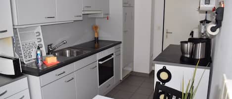 Fridge, oven, stovetop, coffee/tea maker