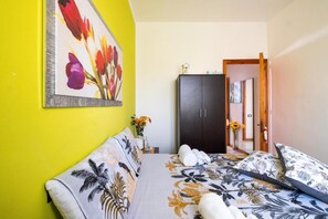 2 slaapkamers, een strijkplank/strijkijzer, internet