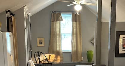 Charming studio w/WiFi & AC in welcoming Amenia salt water/heated pool seasonal