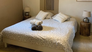 A bedroom with a bed, a nightstand, a lamp, a framed picture, and a ceiling light. - Chanvre - Escape and well-being with a private Jacuzzi (Rosières)