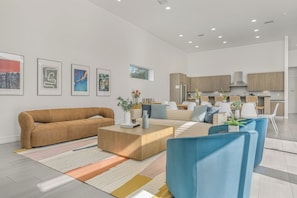 Smart TV, chimenea, tenis de mesa y estéreo 