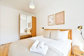 2 habitaciones, tabla de planchar con plancha y cuna de viaje 