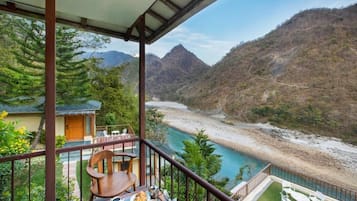 Casa de campo, balcón, vista al río | Restaurante al aire libre