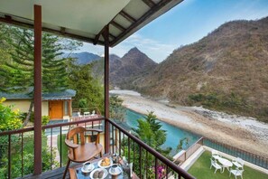 Cottage, balkon, pemandangan sungai | Tempat makan outdoor