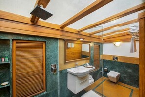 Cottage, balkon, pemandangan sungai | Kamar mandi | Perlengkapan mandi gratis, pengering rambut, handuk, dan sabun
