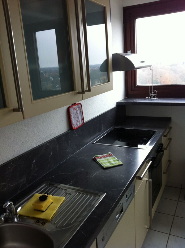 Fridge, microwave, stovetop, dishwasher - FW Sagitta with view of the container port, 14th floor Speckenbüttler Park (Bremerhaven)