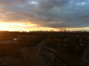 Miscellaneous - FW Sagitta with view of the container port, 14th floor Speckenbüttler Park (Bremerhaven)