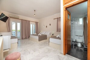 Habitación triple, balcón | Wifi gratis y ropa de cama 