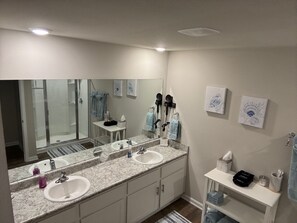 Douche, séchoir à cheveux, serviettes fournies, savon