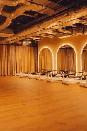 A room with exercise equipment, curtains, and a wooden floor. - Komfort Hotel am Kurpark (Bad Homburg v.d. Hoehe)
