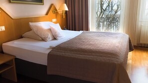 Habitación doble estándar, 1 cama Queen size | Ropa de cama hipoalergénica y caja de seguridad en la habitación