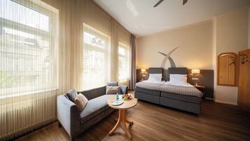 1 dormitorio, ropa de cama hipoalergénica, caja fuerte y escritorio