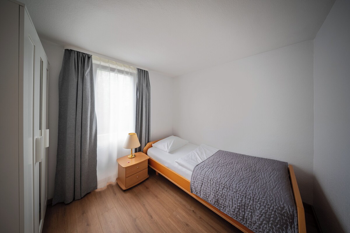 Ropa de cama hipoalergénica y caja de seguridad en la habitación