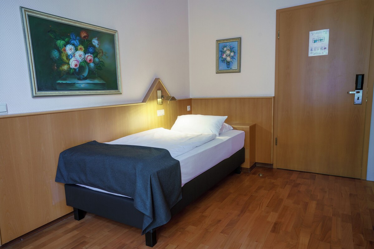 Ropa de cama hipoalergénica y caja de seguridad en la habitación