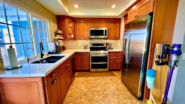 Kylskåp, mikrovågsugn, ugn och spishäll