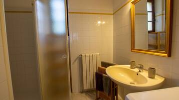 Een douche, een haardroger, handdoeken, toiletpapier