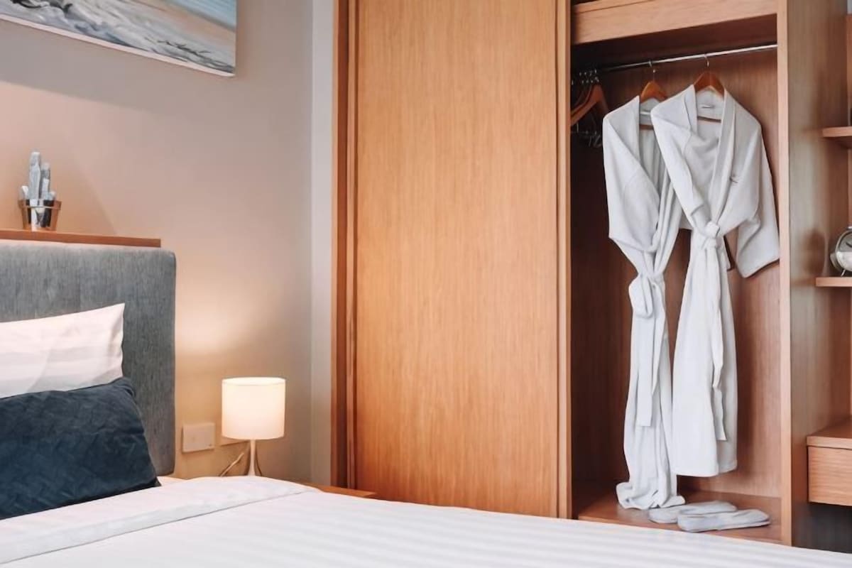 In-room safe, iron/ironing board, WiFi (free), bed sheets
