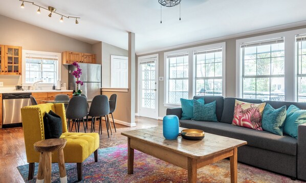 Smart TV - 3BR The Hidden Agenda! A Prime Montrose Location ★★★★★ (Houston)