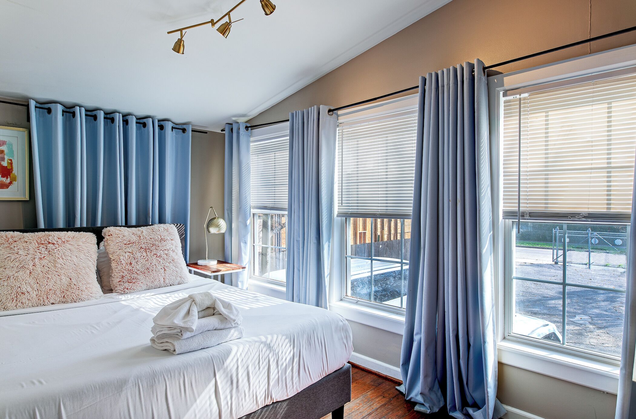 3 soverom, safe på rommet, skrivebord og strykejern/-brett