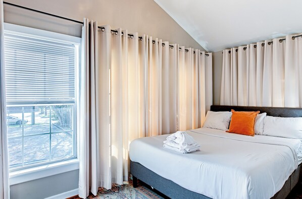3 bedrooms, in-room safe, desk, iron/ironing board