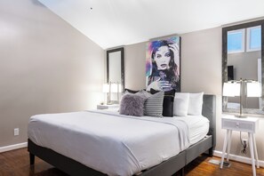 3 bedrooms, in-room safe, desk, iron/ironing board - 3BR The Hidden Agenda! A Prime Montrose Location ★★★★★ (Houston)