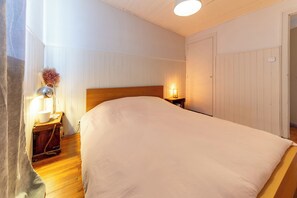 4 bedrooms, iron/ironing board, free WiFi, bed sheets