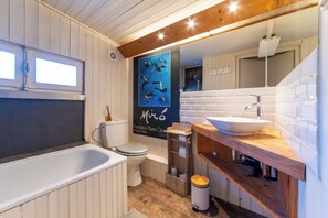 Dusj, hårføner og håndklær