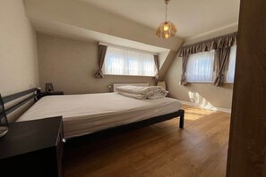 4 bedrooms, iron/ironing board