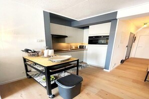 Kühlschrank, Mikrowelle, Ofen, Wasserkocher mit Kaffee-/Teezubehör