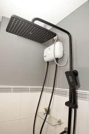 Douche, serviettes fournies, savon, shampooing