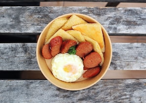 Desayuno para llevar todos los días (con cargo) 