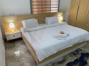2 bedrooms - Luxecom Apartments, Your Dream Stay Starts Here! (Madina)