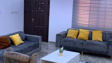 Apartamento, 2 quartos, sacada, vista para a piscina | Sala de estar