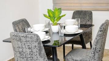 Departamento, 2 habitaciones, balcón, vista a la alberca | Comedor