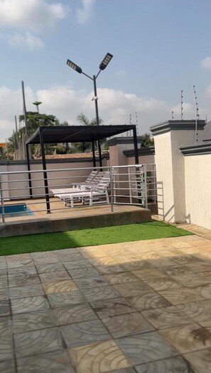 Appartement, 2 chambres, balcon, vue sur la piscine | Terrasse au soleil