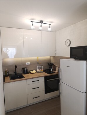 Réfrigérateur, four à micro-ondes, un four, surface de cuisson
