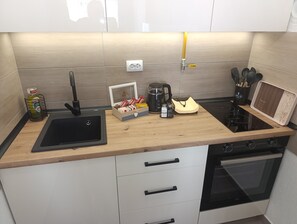 Kjøleskap, mikrobølgeovn, ovn og kokeplater
