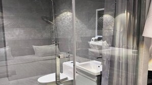 Superior Twin Room, City View | Bathroom | Shower, slippers, towels, shampoo - T-Mok Hotel (Sepang)
