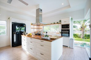 Kjøleskap, mikrobølgeovn, kokeplater og oppvaskmaskin