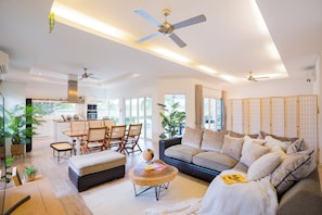 Smart TV, chimenea y libros 