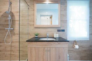 Een douche, een haardroger, een bidet, handdoeken
