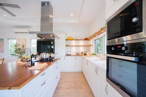 Fridge, microwave, stovetop, dishwasher