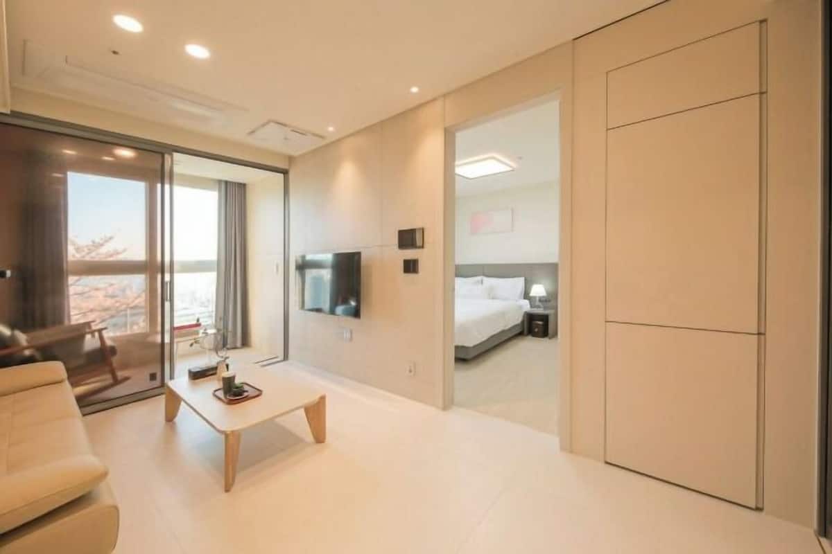 Premium bedding, pillowtop beds, free WiFi, bed sheets