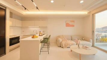Club Twin Room | Living area | 40-inch Smart TV with cable channels, heated floors