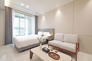 Chambre Double Deluxe, balcon | Salle de bain | Sèche-cheveux, chaussons, bidet