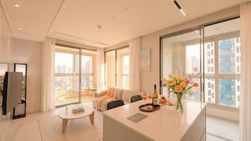 Suite estudio ejecutiva | Zona de estar | Smart TV de 40 pulgadas con canales por cable, suelo radiante