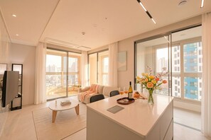 Executive Studio Suite | Living area | 40-inch Smart TV with cable channels, heated floors - SOTA SUITE Busan Seomyeon (Busan)