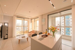 Executive Studio Suite | Living area | 40-inch Smart TV with cable channels, heated floors