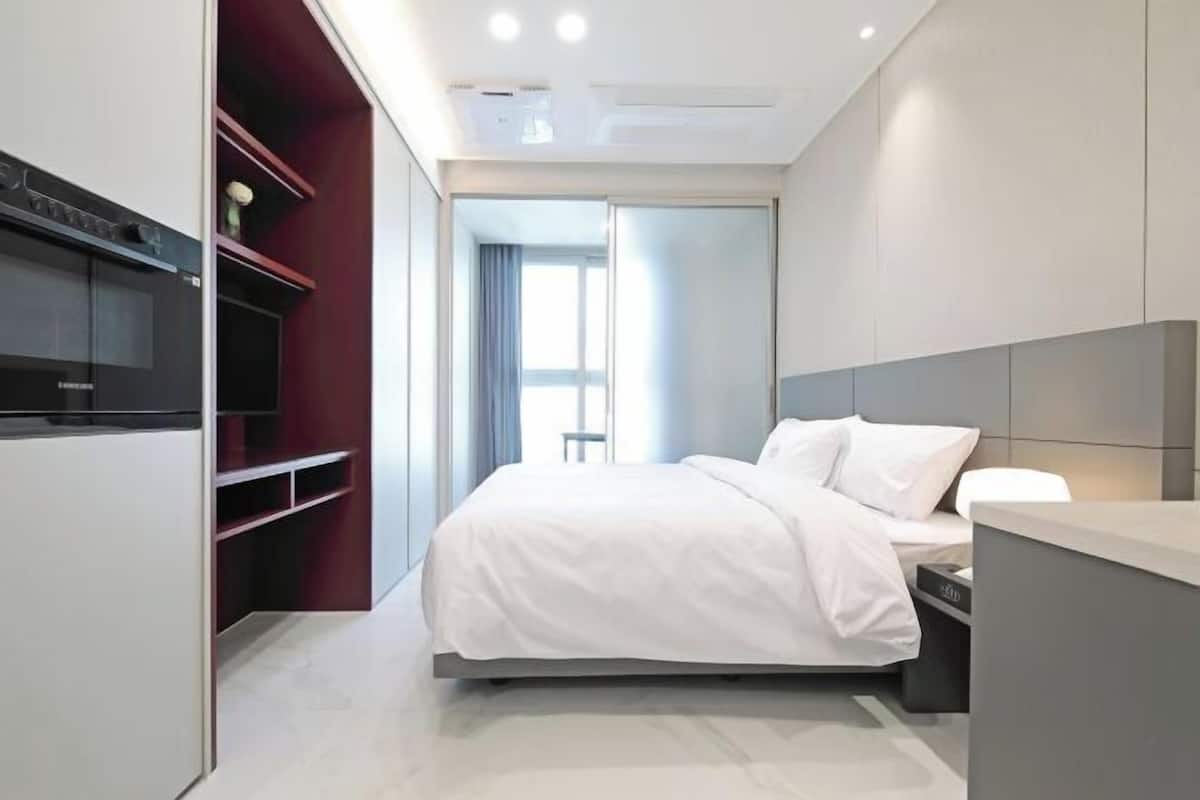 Premium bedding, pillowtop beds, free WiFi, bed sheets