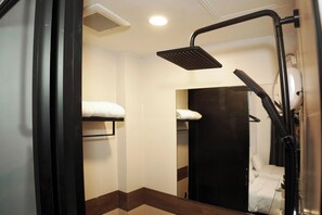 Deluxe Twin Room | Bathroom | Towels, soap, shampoo, toilet paper - mySTAY BGC West (Makati)